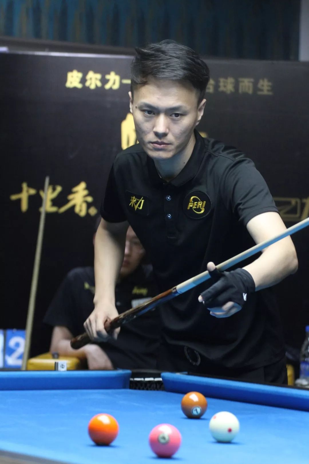 一边是穆里 一边是穆里